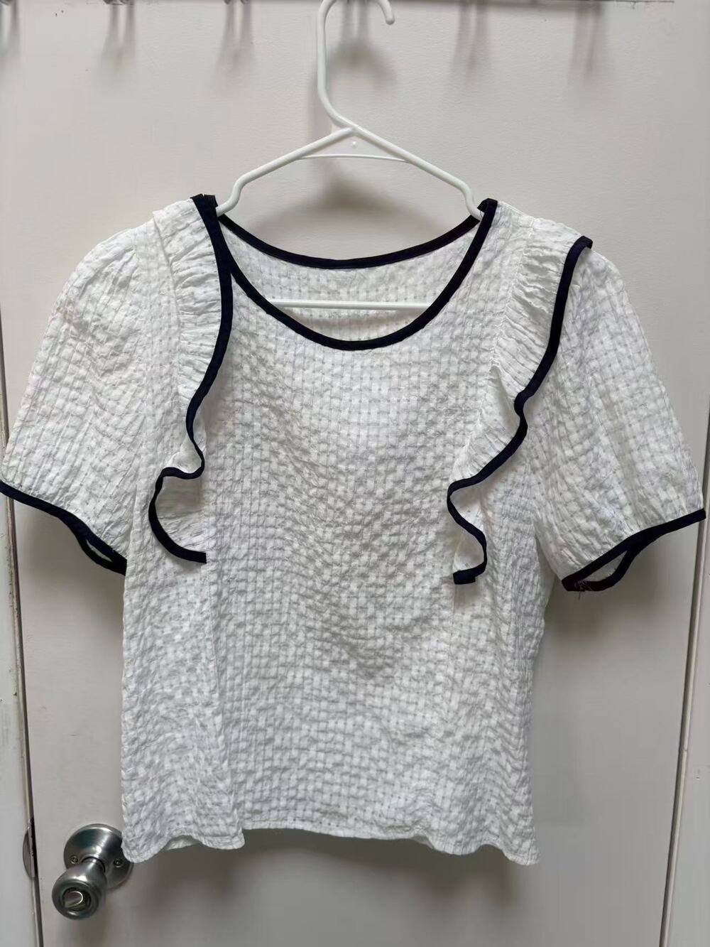 Women White Ruffle Trim Blouse Contrast Piping Seersucker Short Sleeve Top S